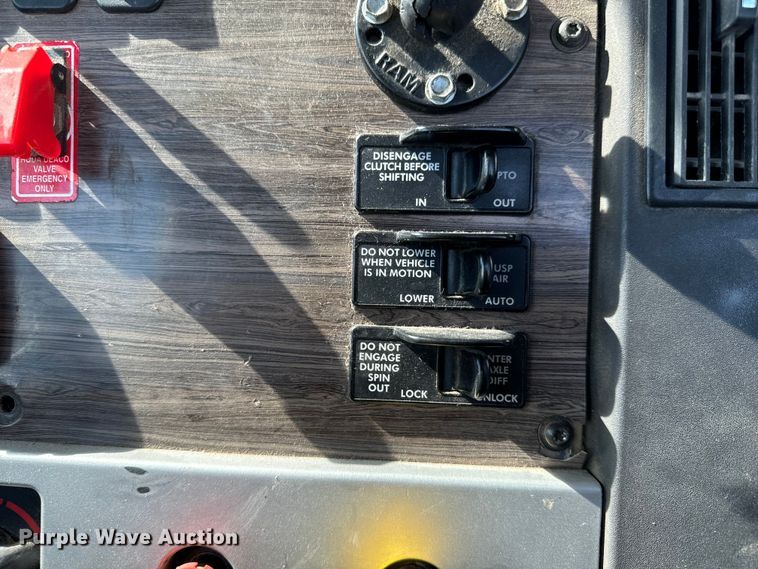 image for item LF9994 2013 Freightliner Coronado 122 semi truck