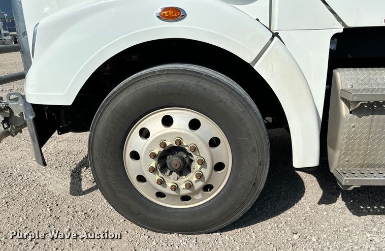 image for item LF9994 2013 Freightliner Coronado 122 semi truck