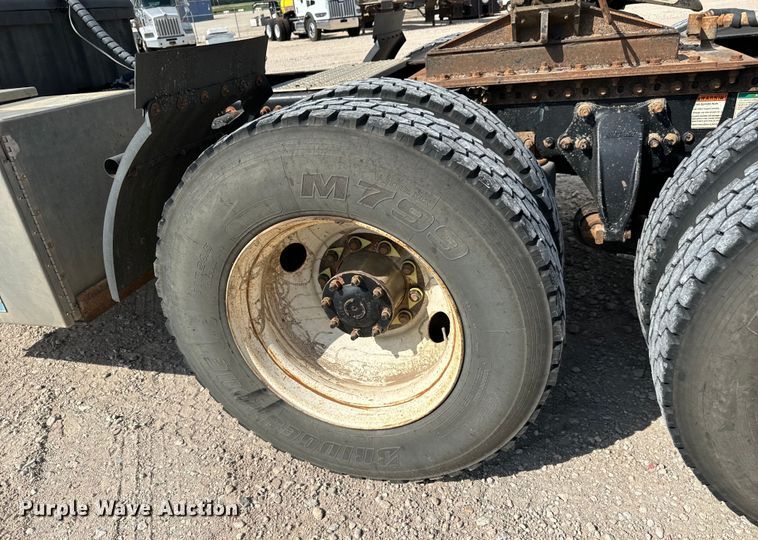 image for item LF9994 2013 Freightliner Coronado 122 semi truck