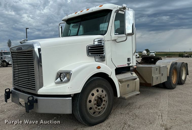 image for item LF9995 2013 Freightliner Coronado 122 semi truck