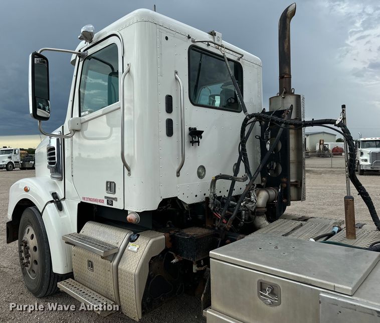 image for item LF9995 2013 Freightliner Coronado 122 semi truck