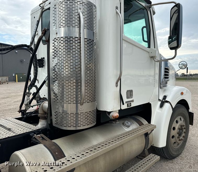 image for item LF9995 2013 Freightliner Coronado 122 semi truck