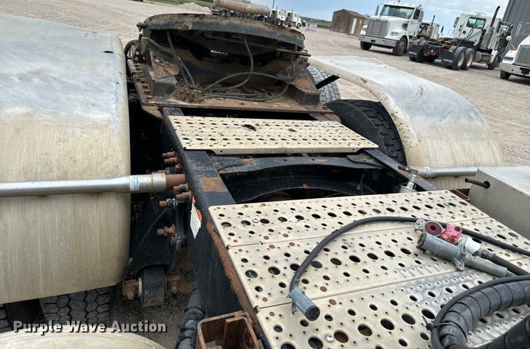 image for item LF9995 2013 Freightliner Coronado 122 semi truck