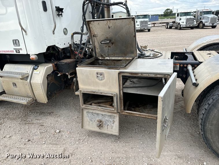 image for item LF9995 2013 Freightliner Coronado 122 semi truck