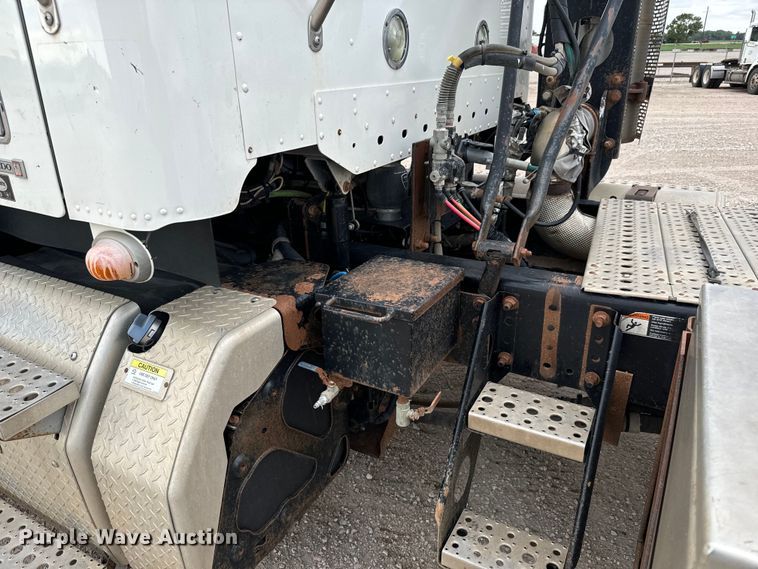 image for item LF9995 2013 Freightliner Coronado 122 semi truck