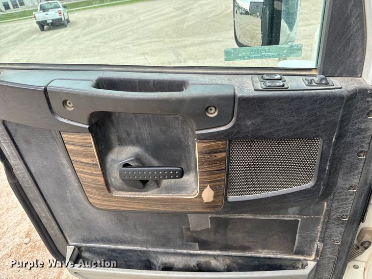 image for item LF9995 2013 Freightliner Coronado 122 semi truck