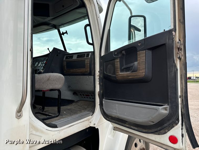 image for item LF9995 2013 Freightliner Coronado 122 semi truck