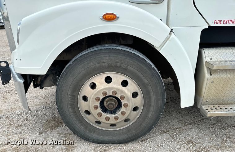 image for item LF9995 2013 Freightliner Coronado 122 semi truck