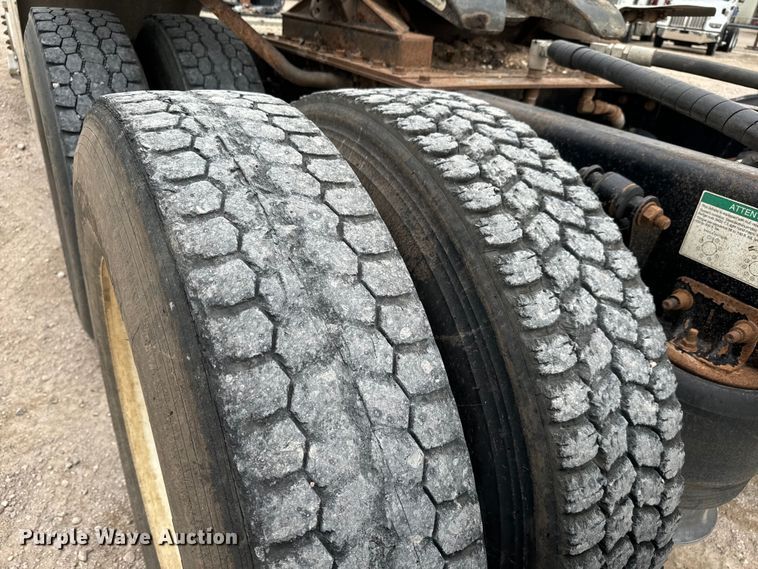 image for item LF9995 2013 Freightliner Coronado 122 semi truck