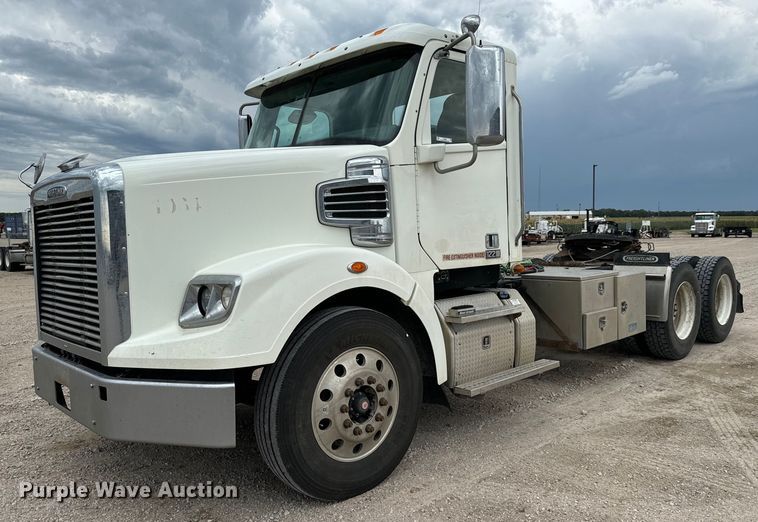 image for item LF9996 2015 Freightliner Coronado 122 semi truck