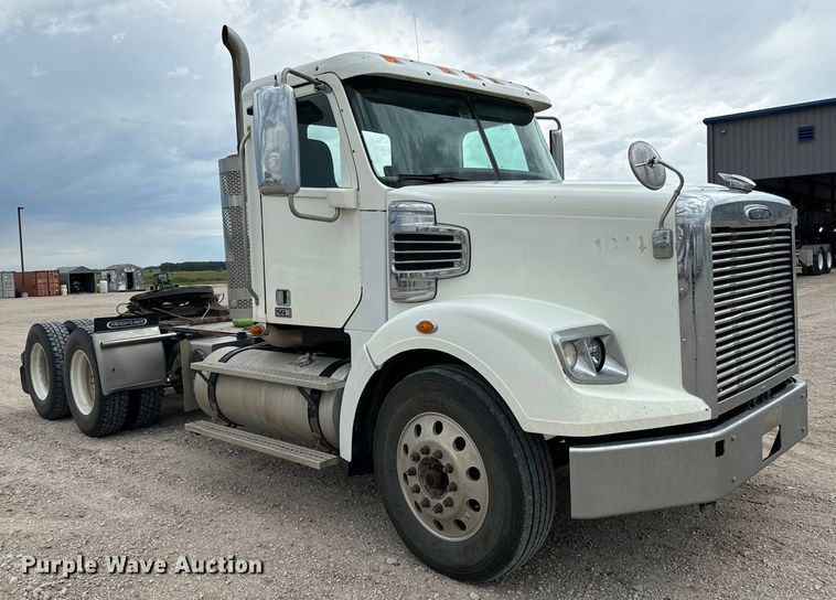 image for item LF9996 2015 Freightliner Coronado 122 semi truck