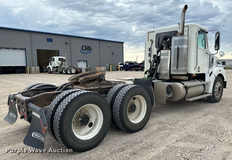 image for item LF9996 2015 Freightliner Coronado 122 semi truck