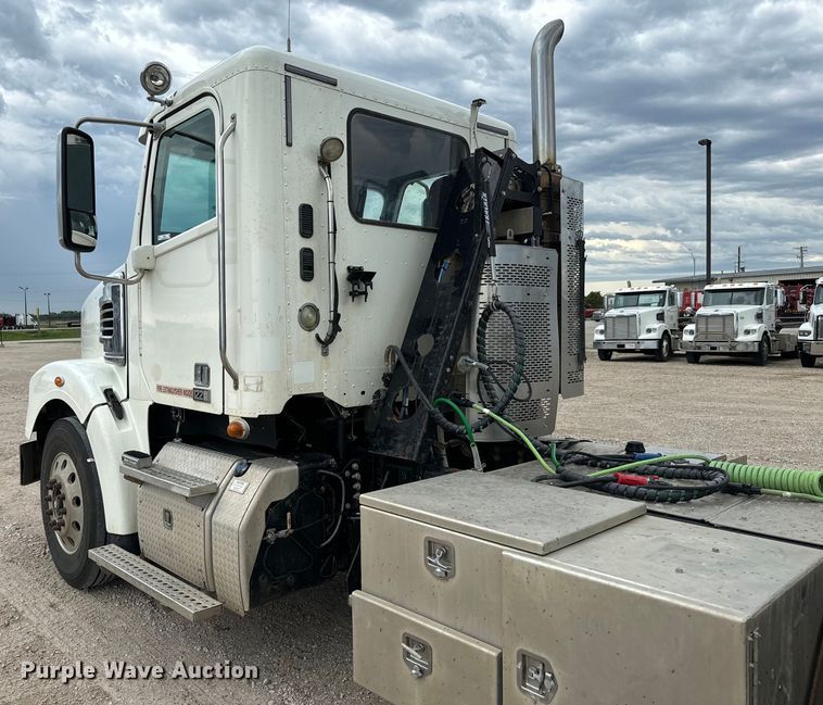 image for item LF9996 2015 Freightliner Coronado 122 semi truck