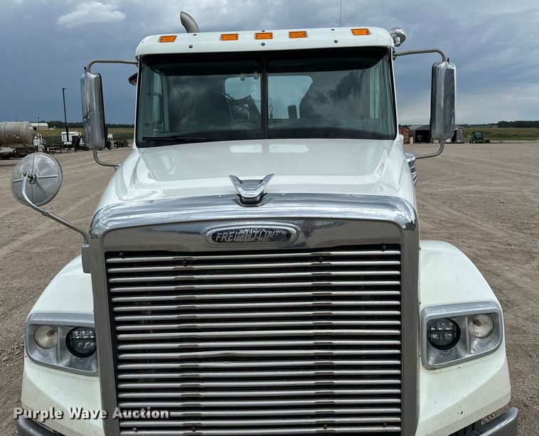 image for item LF9996 2015 Freightliner Coronado 122 semi truck