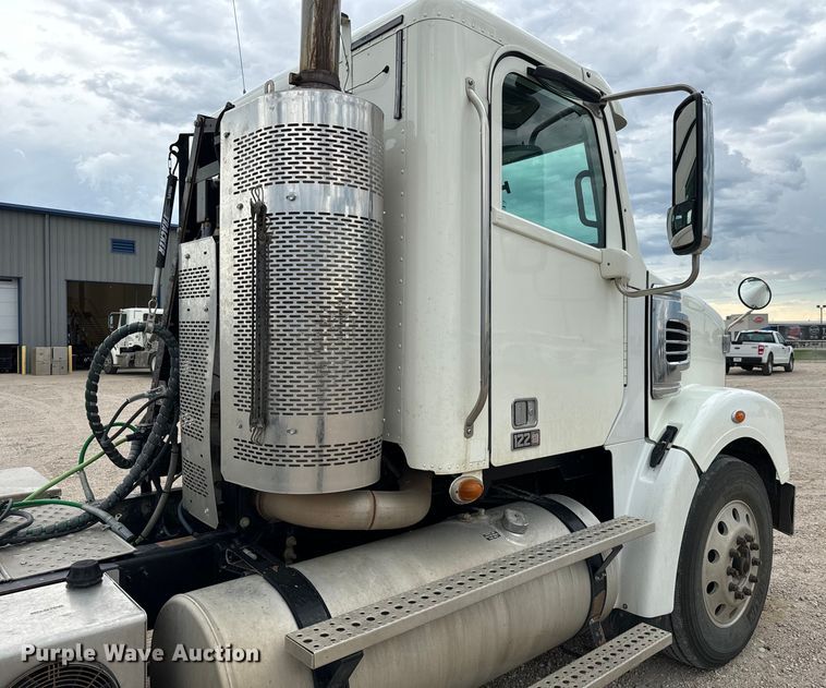 image for item LF9996 2015 Freightliner Coronado 122 semi truck