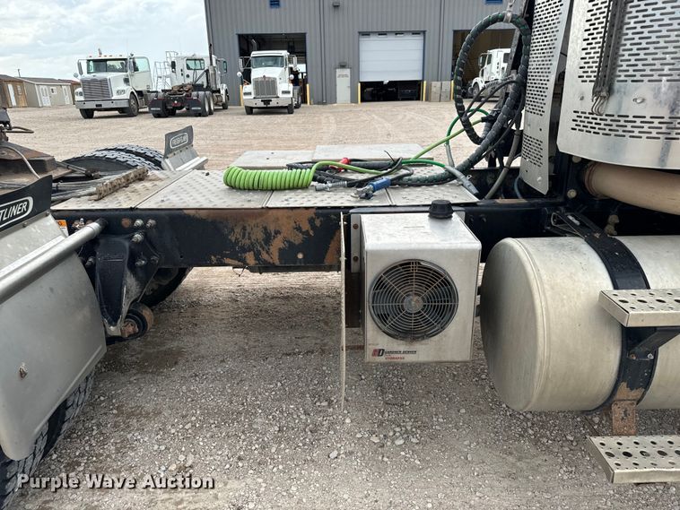 image for item LF9996 2015 Freightliner Coronado 122 semi truck