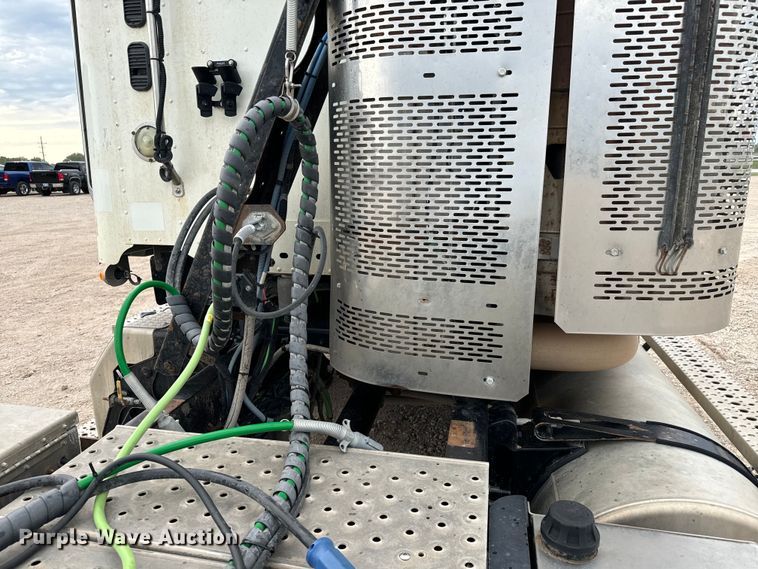 image for item LF9996 2015 Freightliner Coronado 122 semi truck