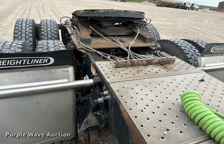 image for item LF9996 2015 Freightliner Coronado 122 semi truck