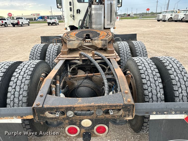 image for item LF9996 2015 Freightliner Coronado 122 semi truck