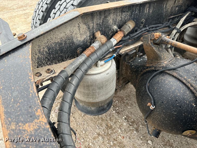 image for item LF9996 2015 Freightliner Coronado 122 semi truck