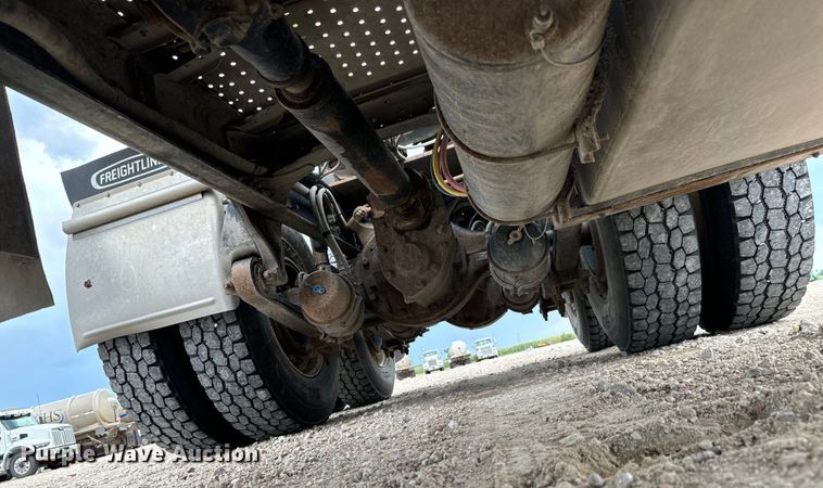 image for item LF9996 2015 Freightliner Coronado 122 semi truck