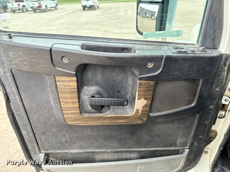 image for item LF9996 2015 Freightliner Coronado 122 semi truck