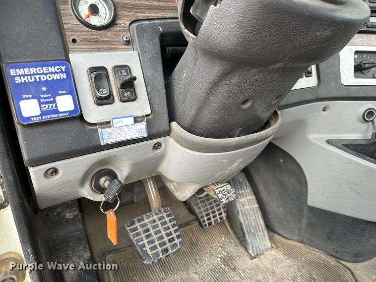 image for item LF9996 2015 Freightliner Coronado 122 semi truck