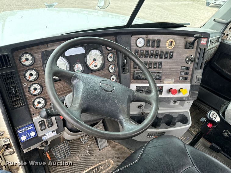 image for item LF9996 2015 Freightliner Coronado 122 semi truck