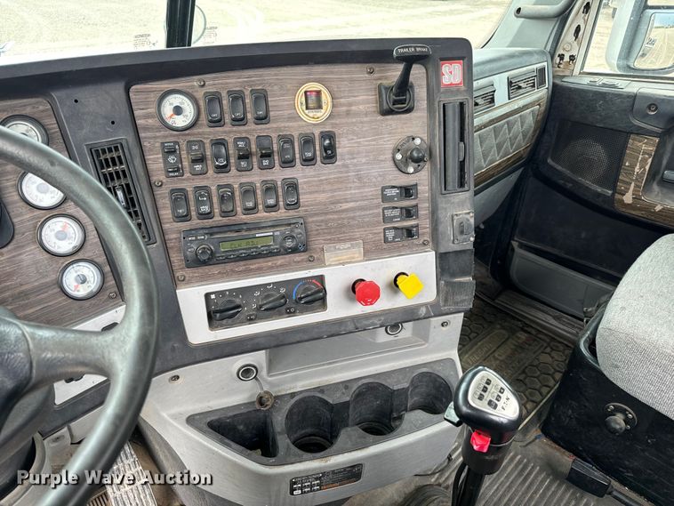 image for item LF9996 2015 Freightliner Coronado 122 semi truck