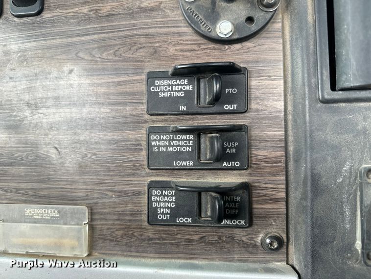 image for item LF9996 2015 Freightliner Coronado 122 semi truck