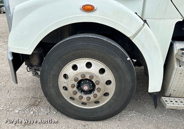 image for item LF9996 2015 Freightliner Coronado 122 semi truck