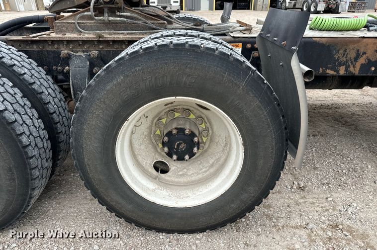 image for item LF9996 2015 Freightliner Coronado 122 semi truck