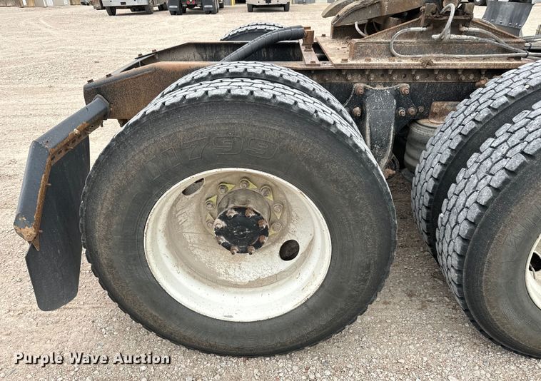 image for item LF9996 2015 Freightliner Coronado 122 semi truck