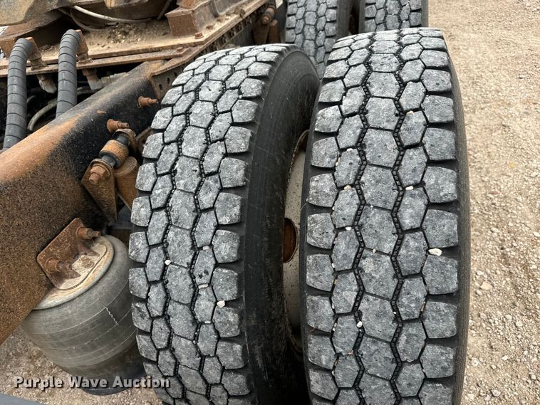 image for item LF9996 2015 Freightliner Coronado 122 semi truck