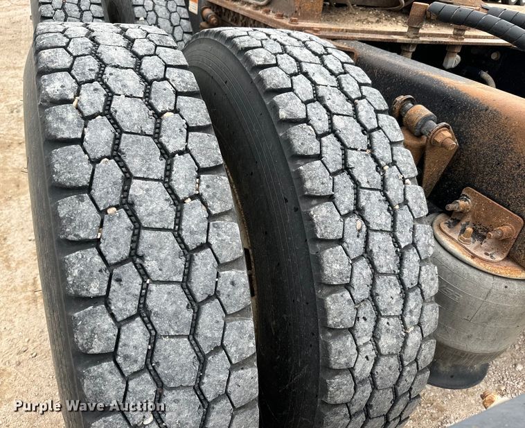 image for item LF9996 2015 Freightliner Coronado 122 semi truck