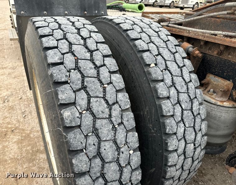 image for item LF9996 2015 Freightliner Coronado 122 semi truck