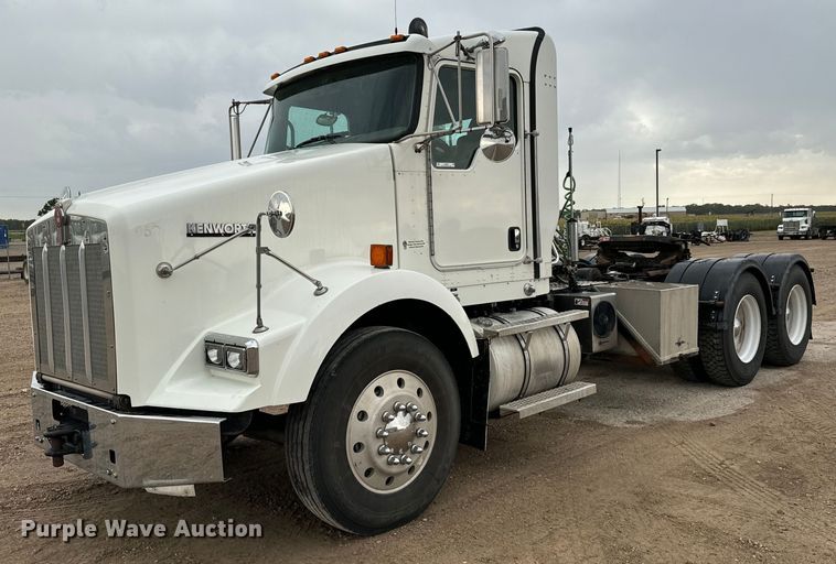 image for item LF9997 2010 Kenworth  T800 semi truck