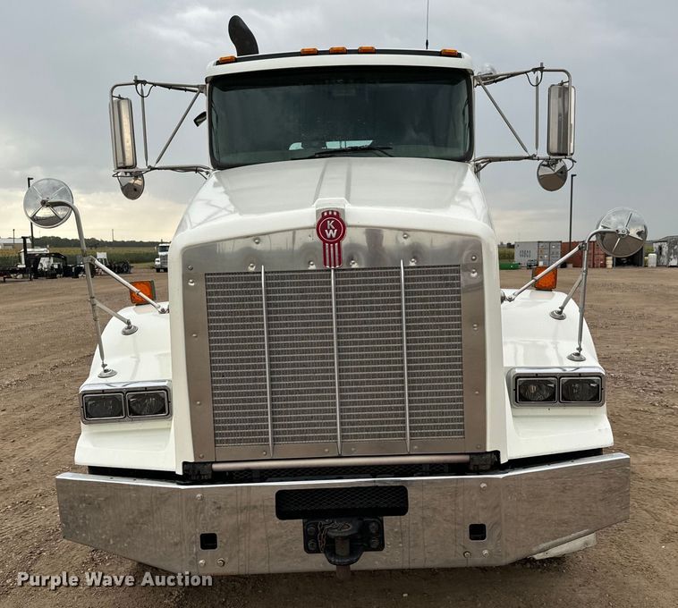 image for item LF9997 2010 Kenworth  T800 semi truck