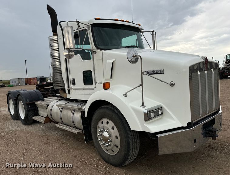 image for item LF9997 2010 Kenworth  T800 semi truck
