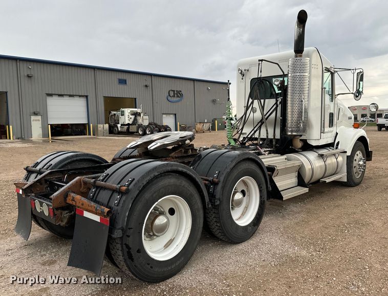 image for item LF9997 2010 Kenworth  T800 semi truck