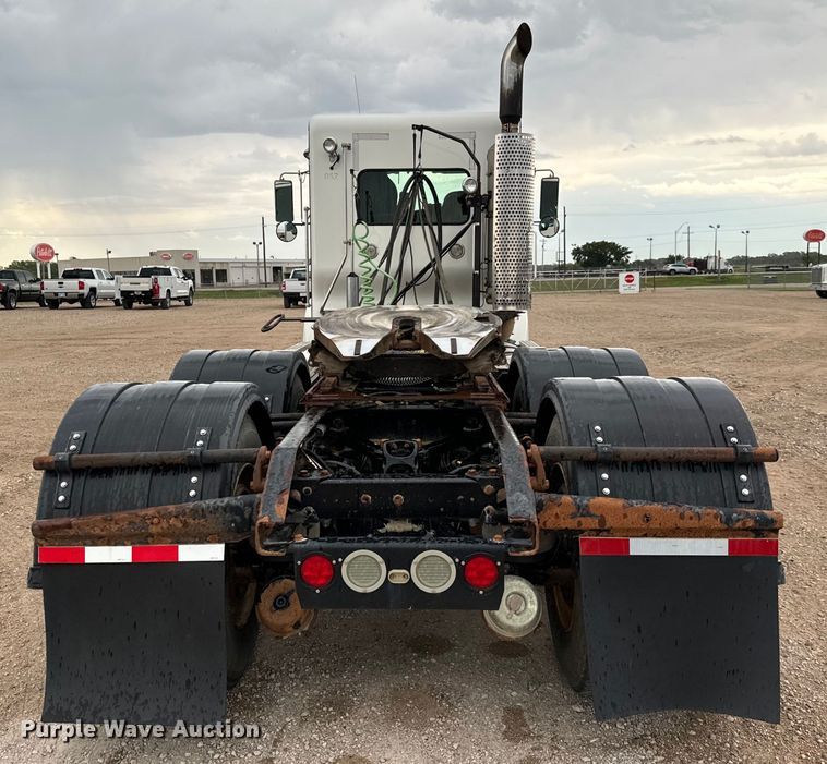 image for item LF9997 2010 Kenworth  T800 semi truck