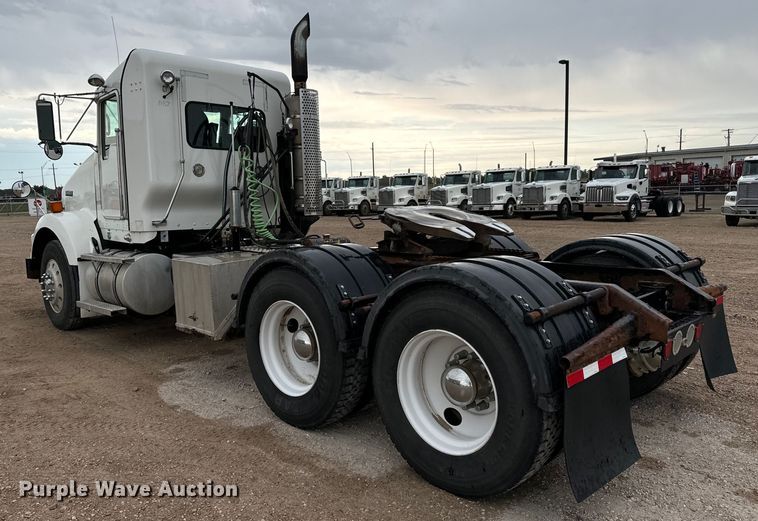 image for item LF9997 2010 Kenworth  T800 semi truck