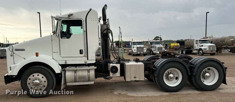 image for item LF9997 2010 Kenworth  T800 semi truck