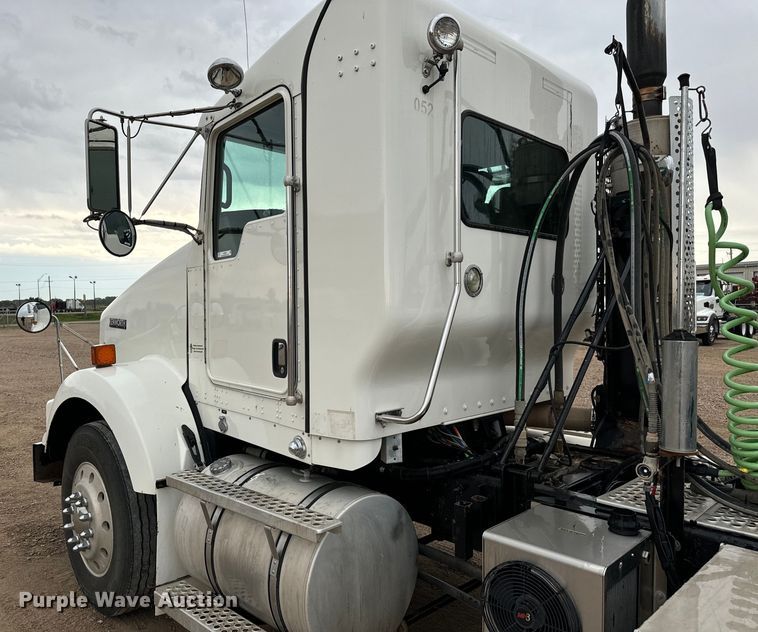 image for item LF9997 2010 Kenworth  T800 semi truck