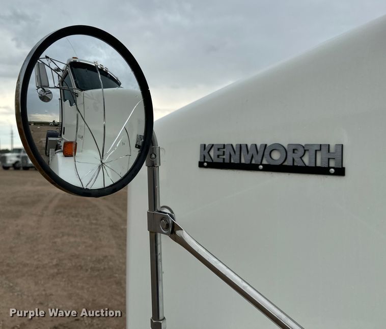 image for item LF9997 2010 Kenworth  T800 semi truck