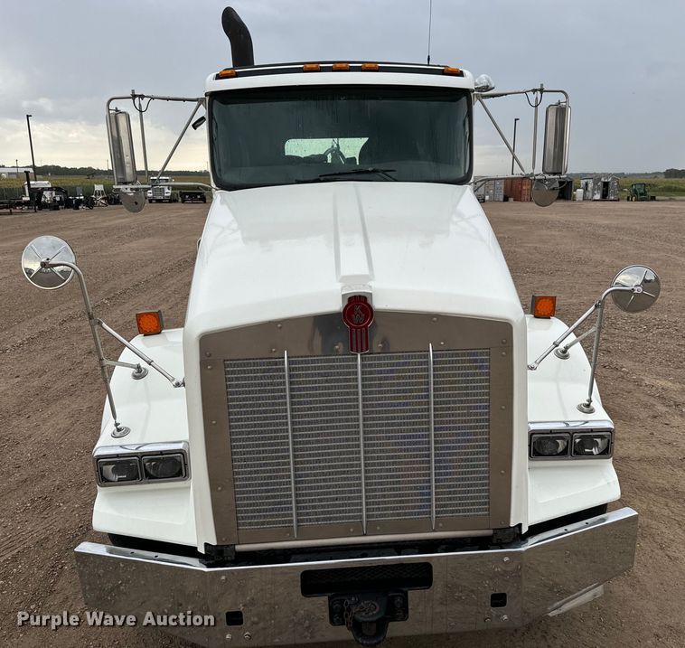 image for item LF9997 2010 Kenworth  T800 semi truck
