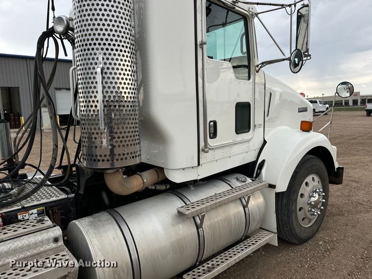 image for item LF9997 2010 Kenworth  T800 semi truck
