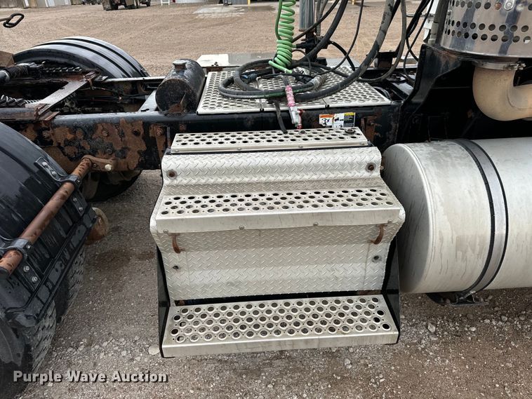 image for item LF9997 2010 Kenworth  T800 semi truck