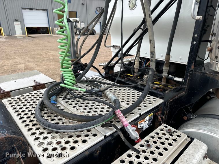 image for item LF9997 2010 Kenworth  T800 semi truck