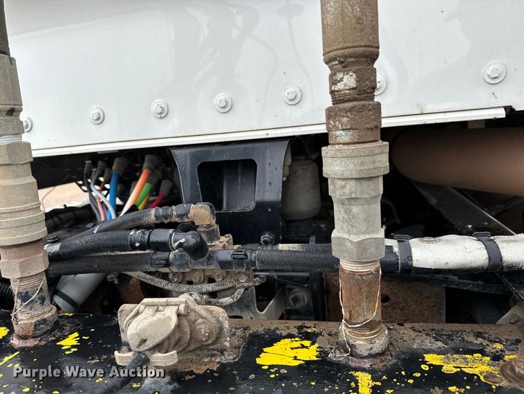 image for item LF9997 2010 Kenworth  T800 semi truck